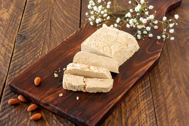 حلوا ارده مایع نرم مناسب ترکیب با نان داغ تازه